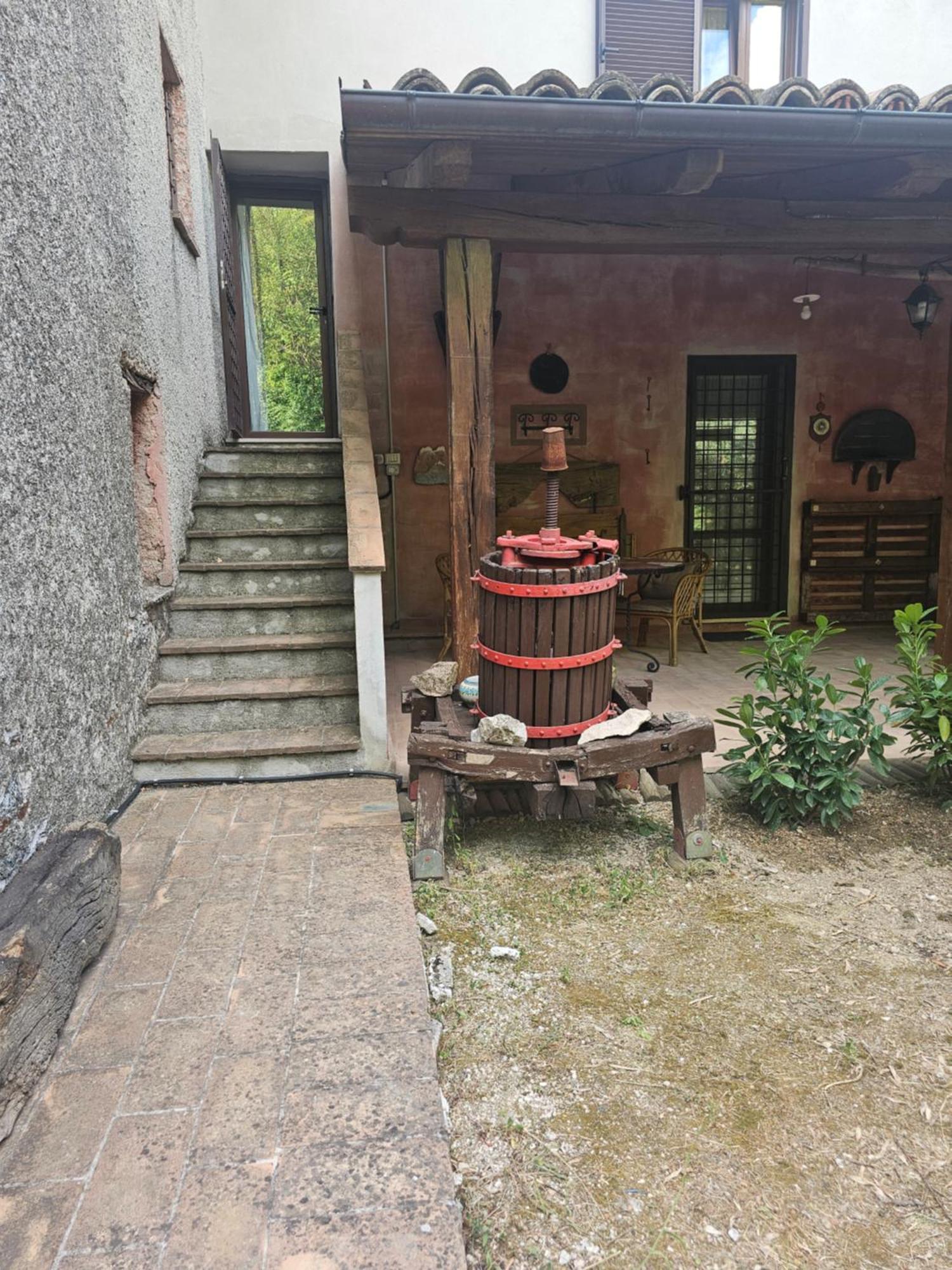 La Rosa Dei Venti - Country House Fossato di Vico Bagian luar foto
