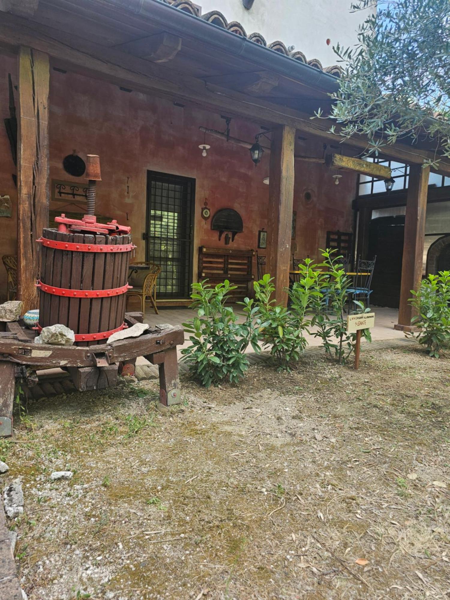 La Rosa Dei Venti - Country House Fossato di Vico Bagian luar foto